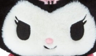 Zoom sur la qualité des broderies d'une peluche Kuromi officielle
