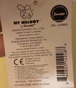 Gros plan sur l'étiquette en tissu d'une peluche Sanrio officielle avec la mention de copyright
